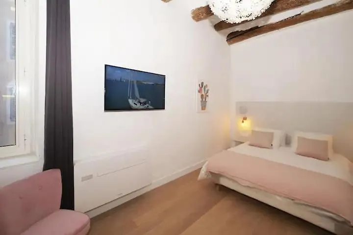 Design Suite Vieux Port Appartement Tout Equipe Climatise Marseille